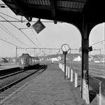 839083 Gezicht op het tweede perron van het N.S.-station Valkenburg te Valkenburg, met de aankomst van een electrisch ...